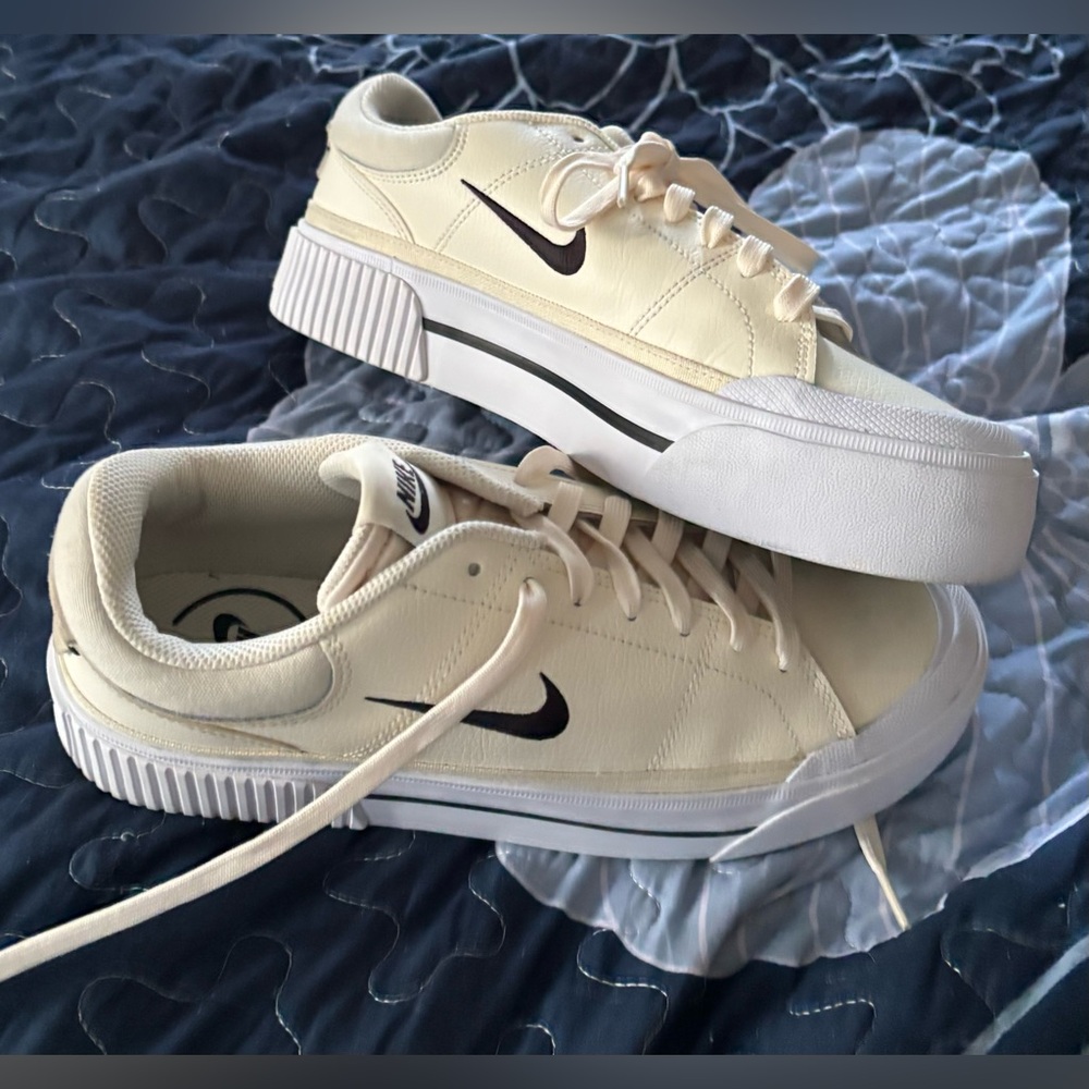Nike Ivory Courts Legacy Lift ladies sz 10.5